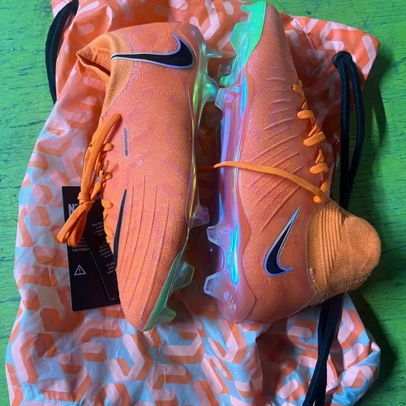 Nike Dynamic Fit Bright Orange Cleats - Picture 4 of 8